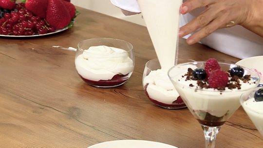 تيراميسو بالفواكه الحمراء