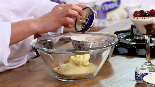 موس الشوكولاطة البيضاء والكرامبل