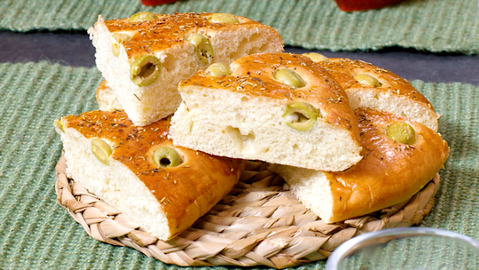 خبز بالزيتون الأخضر