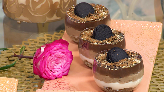 كؤوس بالشوكولاطة والبسكويت