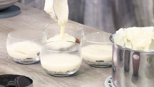 كؤوس بالشوكولاطة والبسكويت