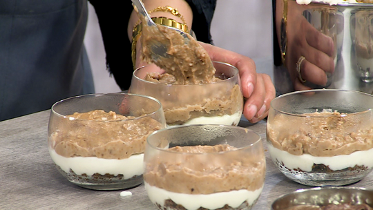 كؤوس بالشوكولاطة والبسكويت