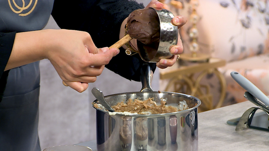 كؤوس بالشوكولاطة والبسكويت