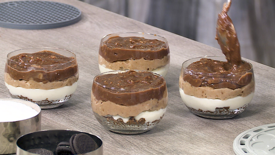 كؤوس بالشوكولاطة والبسكويت