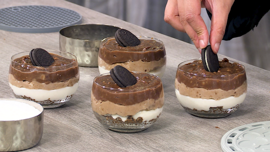 كؤوس بالشوكولاطة والبسكويت