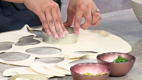 فطائر محشية بالتونة والزيتون الأخضر