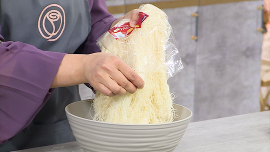 تحلية الكؤوس بالكريمة والفستق