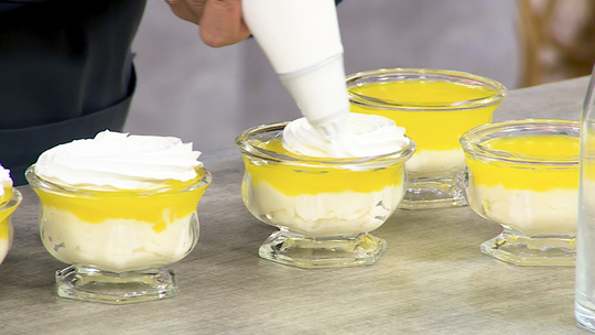 تحلية الطبقات بكريمة الخفق والليمون