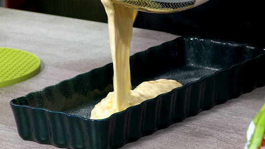 كيك بالبرتقال وحبيبات الفواكه الجافة