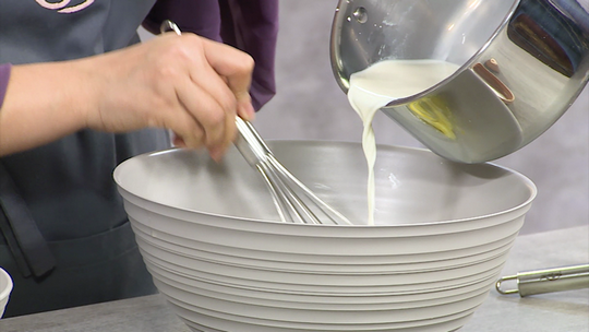 تحلية الكؤوس بالكريمة والفستق