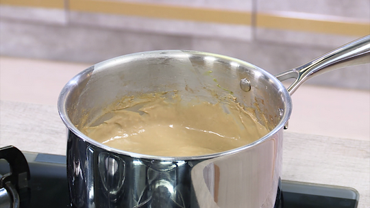 تحلية الكؤوس بالكريمة والفستق