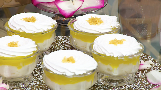 تحلية الطبقات بكريمة الخفق والليمون