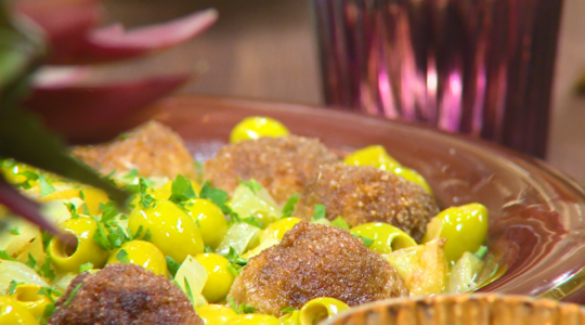 طاجين الزيتون بكريات اللَّحم والبطاطا