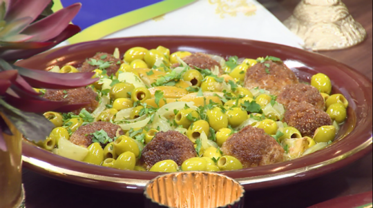 طاجين الزيتون بكريات اللَّحم والبطاطا