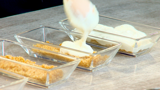 تحلية الطبقات بالخوخ