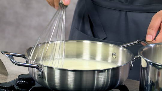 تحلية الطبقات بكريمة الخفق والليمون