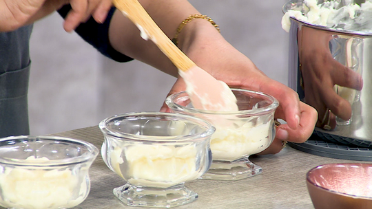 تحلية الطبقات بكريمة الخفق والليمون