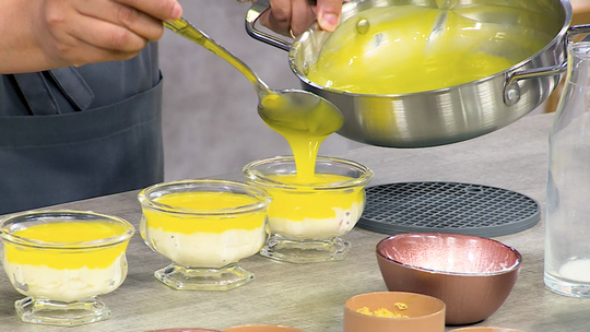 تحلية الطبقات بكريمة الخفق والليمون