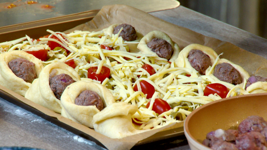 خبز محشي على شكل بيتزا