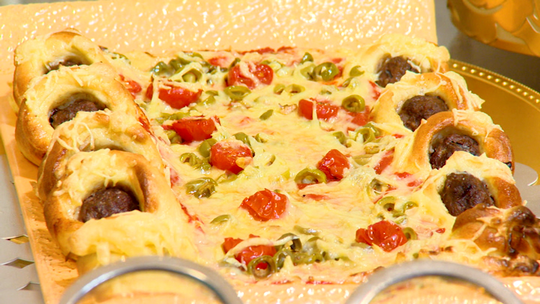 خبز محشي على شكل بيتزا