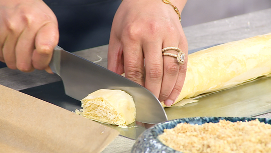 تحلية بورق الفيلو والمكسرات