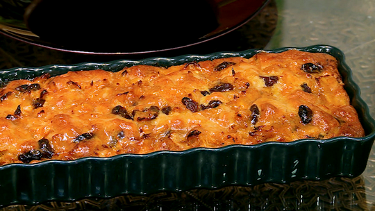 كيك بالبرتقال وحبيبات الفواكه الجافة