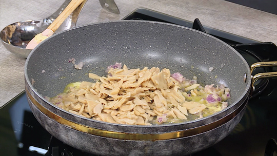 دونات الدجاج بصلصة الفطر