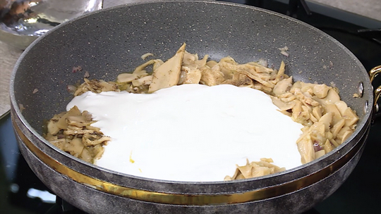 دونات الدجاج بصلصة الفطر