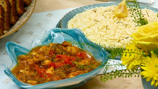 طبق الأرز بالدجاج وفواكه البحر