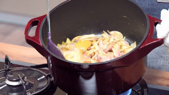 طاجين الزيتون بكريات اللَّحم والبطاطا