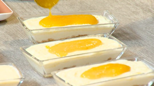 تحلية الطبقات بالخوخ