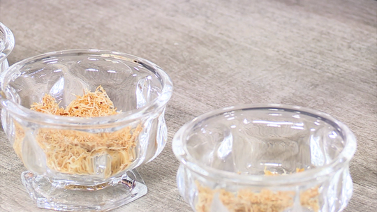 تحلية الكؤوس بالكريمة والفستق