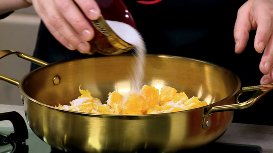 كيك بالبرتقال وحبيبات الفواكه الجافة