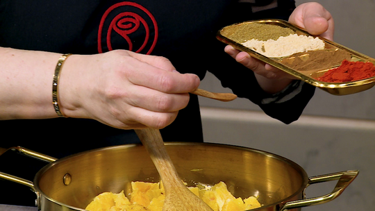 كيك بالبرتقال وحبيبات الفواكه الجافة