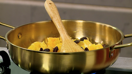 كيك بالبرتقال وحبيبات الفواكه الجافة