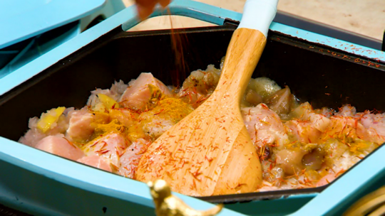 طبق الأرز بالدجاج وفواكه البحر