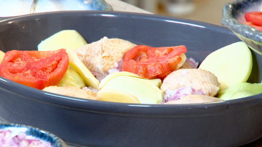 طبق البسباس والدجاج في الفرن