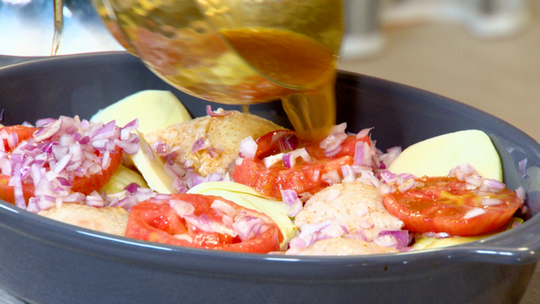 طبق البسباس والدجاج في الفرن