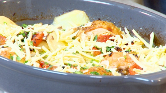 طبق البسباس والدجاج في الفرن