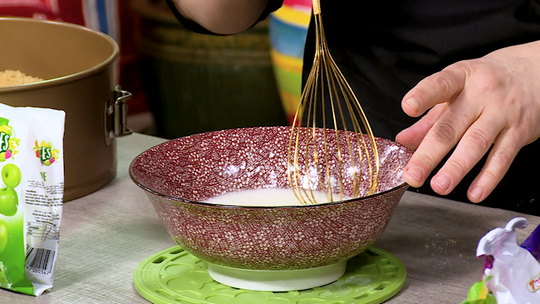 تشيز كيك بالليمون وحبيبات التفاح الجافة