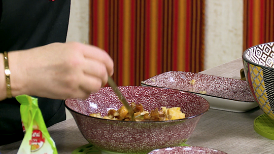 حلوى التمر بالتفاح والزبيب المجفف