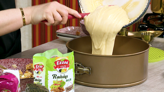 حلوى التمر بالتفاح والزبيب المجفف