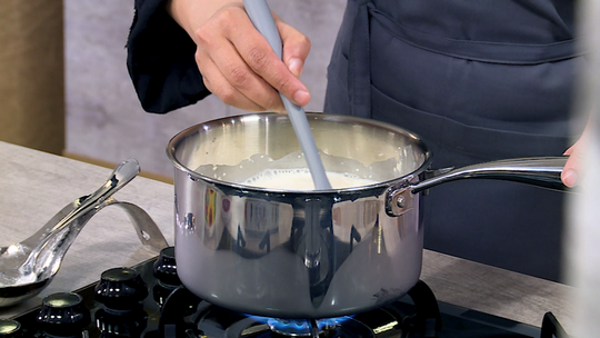 كؤوس بالشوكولاطة والبسكويت