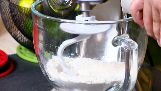 خبز بالزيتون الأخضر