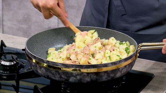 كورني بحشو البطاطا والتونة