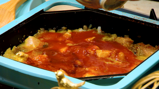 طبق الأرز بالدجاج وفواكه البحر