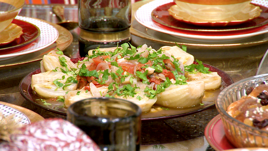 طبق البسباس بالبصل والطماطم