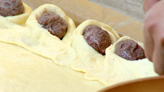 خبز محشي على شكل بيتزا