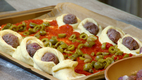 خبز محشي على شكل بيتزا