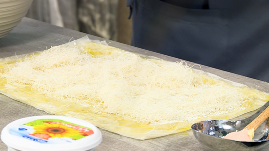 تحلية بورق الفيلو والمكسرات